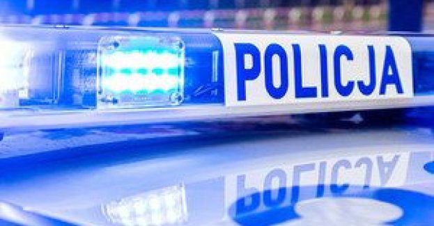 Dwie ofiary wypadku drogowego. Policjanci ustalają, jak do niego doszło.