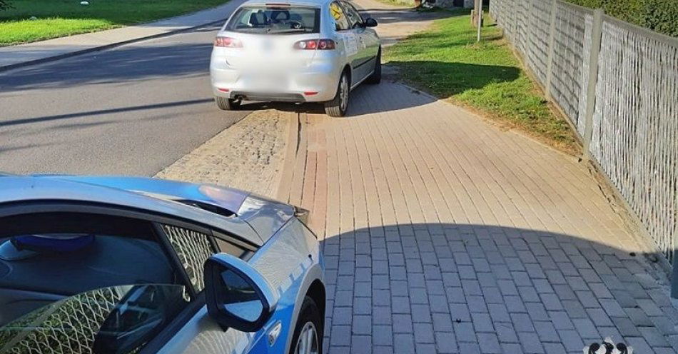 zdjęcie: Dzisiejszy poranek i dwoje kierujących zatrzymanych pod wpływem alkoholu. Mężczyzna wydmuchał ponad 2,5 promila alkoholu / fot. KMP w Wałbrzychu