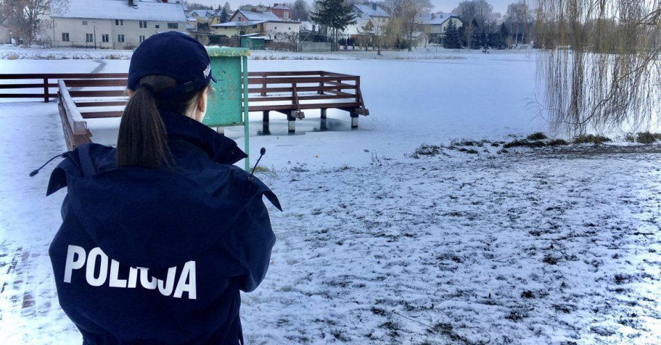 zdjęcie: Nie wchodź na zamarznięte zbiorniki wodne! / fot. KPP Zambrów