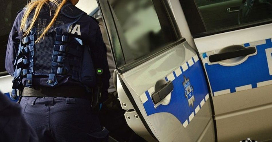 zdjęcie: Kolejnych czworo poszukiwanych w rękach policjantów. Troje z nich trafiło już za kraty aresztu. Kolejna kobieta była poszukiwana przez prokuraturę / fot. KMP w Wałbrzychu