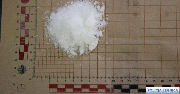Legniccy policjanci zatrzymali poszukiwanego mężczyznę z narkotykami