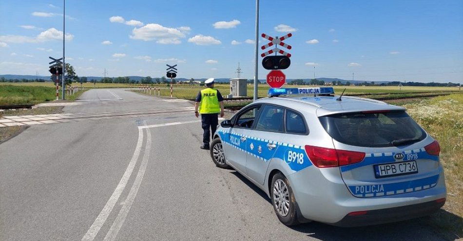 zdjęcie: Przejeżdżasz pojazdem przez torowisko. Zrób to bezpiecznie, aby nie doprowadzić do wypadku! / fot. KPP w Jaworze