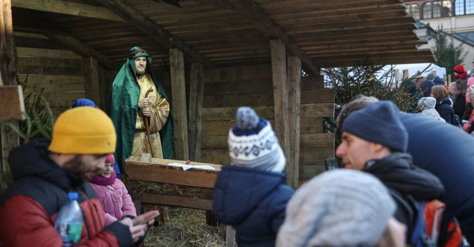 zdjęcie: Kraków: żywa szopka przy Bazylice Franciszkanów 25 i 26 grudnia / Kraków, 26.12.2024. Żywa szopka przed kościołem franciszkanów w Krakowie, 26 bm. (ad) PAP/Łukasz Gągulski
