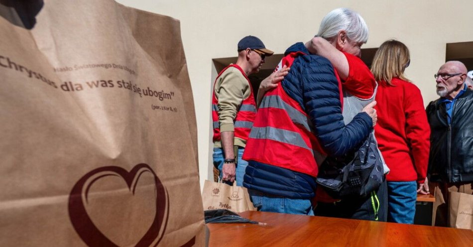 zdjęcie: Lublin: 600 paczek wielkanocnych dla potrzebujących od Caritas / Lublin, 04.04.2026. Wielka Sobota. Śniadanie Wielkanocne Caritas Archidiecezji Lubelskiej 2026, 4 bm. w lubelskiej siedzibie Caritas. Skierowanemu do osob samotnych, ubogich oraz doświadczających kryzysu bezdomności wydarzeniu towarzyszy przekazanie świątecznych paczek. (jm) PAP/Wojtek Jargiło
