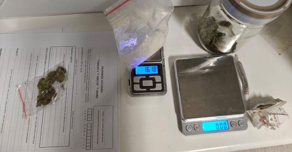 zdjęcie: Myślał że to klienci i podał narkotyki nieumundurowanym policjantom / fot. KMP w Szczecinie