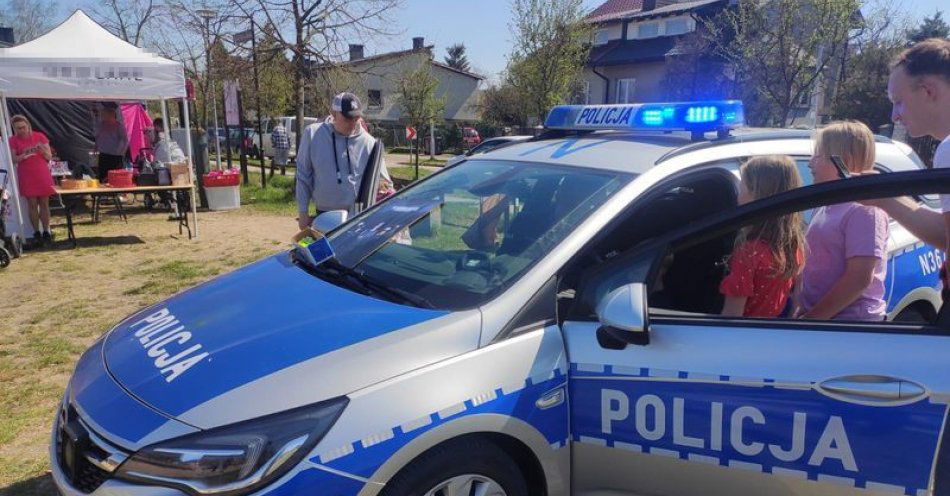 zdjęcie: Policjanci na charytatywnym pikniku / fot. KPP w Wejherowie