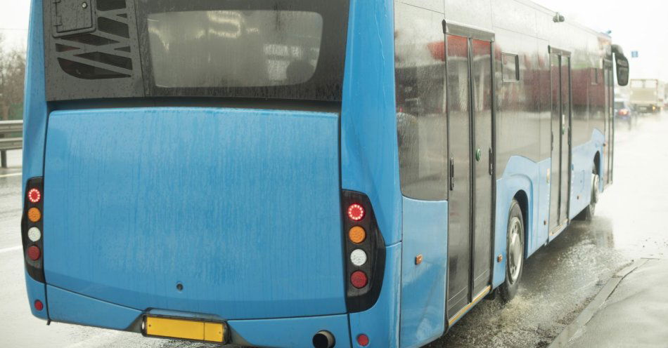 zdjęcie: Autobus uderzył w ciągnik rolniczy - 14 osób rannych, w tym 2 poważnie / v23902527