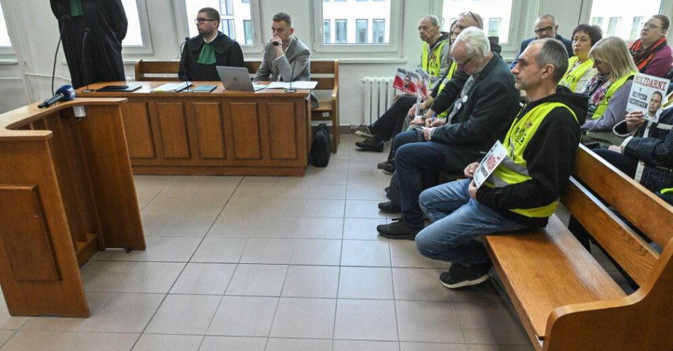 zdjęcie: Dobiega końca proces R. Bąkiewicza wytoczony mu przez aktywistkę za naruszenie nietykalności / Warszawa, 01.04.2026. Działacz środowisk narodowych Robert Bąkiewicz (3L) na sali rozpraw Sądu Rejonowego dla Warszawy Śródmieścia, 1 bm. Trwa proces byłego przewodniczącego Stowarzyszenia Marsz Niepodległości Roberta Bąkiewicza ws. naruszenia nietykalności cielesnej aktywistki Angeliki Domańskiej podczas protestów przeciwko wyrokowi Trybunału Konstytucyjnego w sprawie aborcji w 2020 r. (jm) PAP/Piotr Nowak