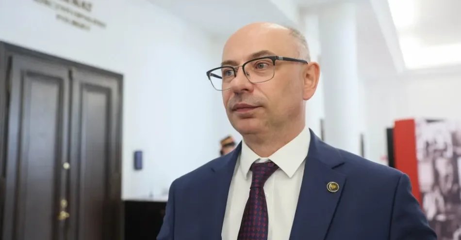 zdjęcie: Senat nie zgodził się na powołanie dr. Mateusza Szpytmy na stanowisko prezesa IPN / Warszawa, 06.08.2026. Wiceprezes Instytutu Pamięci Narodwej Mateusz Szpytma w Senacie w Warszawie, 6 bm. Jednym z punktów obrad jest wyrażenie zgody na powołanie Mateusza Szpytmy na prezesa IPN, a także głosowanie nad wnioskiem prezydenta o zarządzeniu referendum ogólnokrajowego ws. unijnej polityki klimatycznej. (sko) PAP/Leszek Szymański