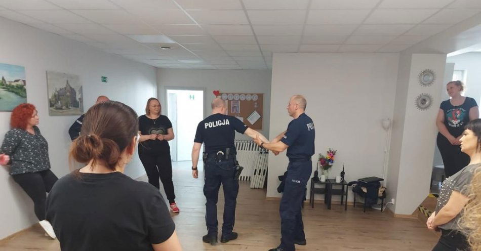 zdjęcie: Policjanci uczyli samoobrony pracowników Miejskiego Ośrodka Pomocy Społecznej w Kętrzynie / fot. KPP w Kętrzynie