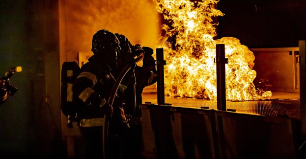 Zabarykadował dwoje ludzi w mieszkaniu i wywołał pożar; odpowie za usiłowanie zabójstwa