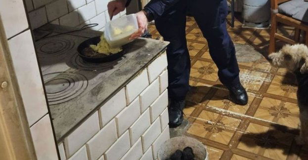 Policjanci w Kurowie nakarmili seniora i jego psa