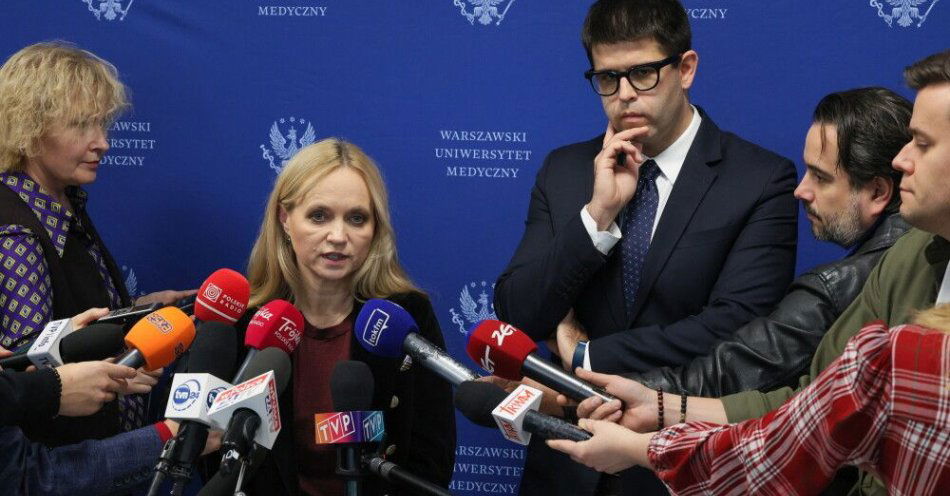 zdjęcie: Minister zdrowia: 3,6 mld zł z Funduszu Medycznego pozwoli zaspokoić potrzeby NFZ w 2025 r. / Warszawa, 21.11.2025. Minister zdrowia Jolanta Sobierańska-Grenda (L) i prezes Naczelnej Rady Lekarskiej Łukasz Jankowski (P) podczas briefingu prasowego po spotkaniu z Naczelną Radą Lekarską w budynku Centrum Symulacji Medycznych WUM w Warszawie, 21 bm. (aldg) PAP/Paweł Supernak