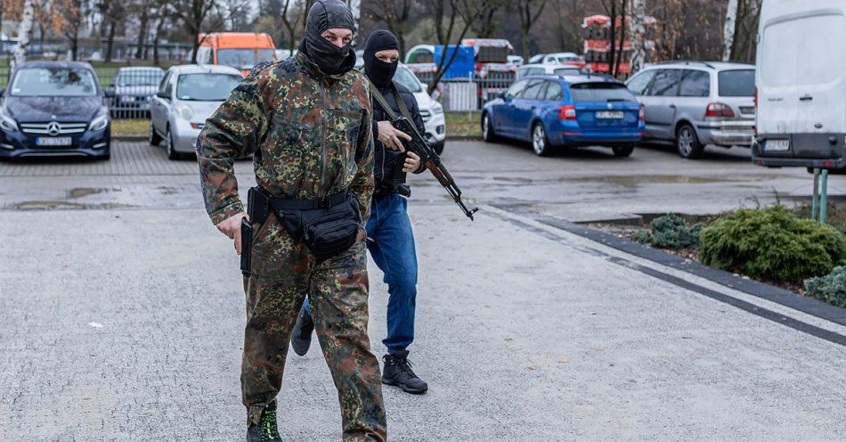 zdjęcie: Uzbrojeni terroryści w szkole / fot. KPP Kluczbork