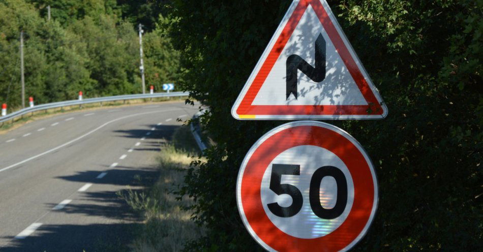 zdjęcie: 75-latek jechał przez wieś 108 km/h, bo spieszył się na budowę / v9805230