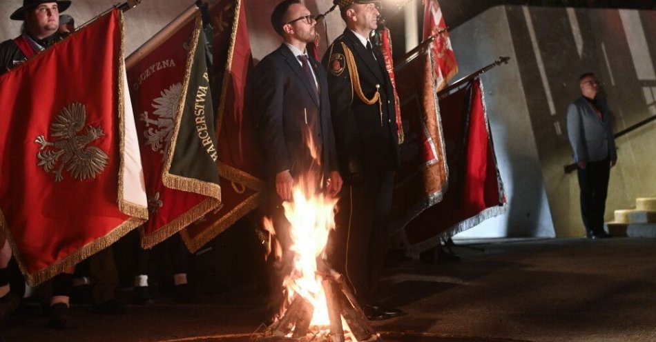 zdjęcie: Zapłonął ogień na Kopcu Powstania Warszawskiego / fot. PAP