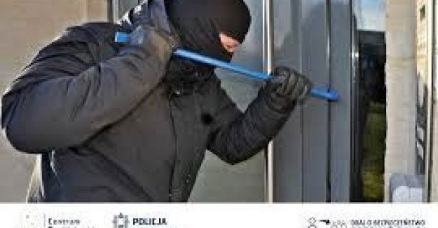 Jak zabezpieczyć dom i rzeczy przed wyjazdem na groby