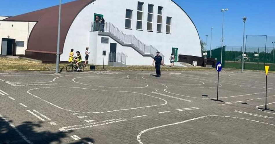 zdjęcie: Tłuchowscy policjanci sprawdzili czy uczniowie mogą wyjechać na drogi / fot. KPP w Lipnie