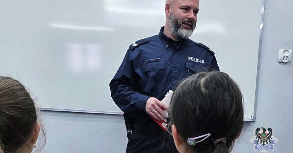 zdjęcie: Policjant uczy bezpieczeństwa uczniów w Jugowicach / fot. KMP w Wałbrzychu