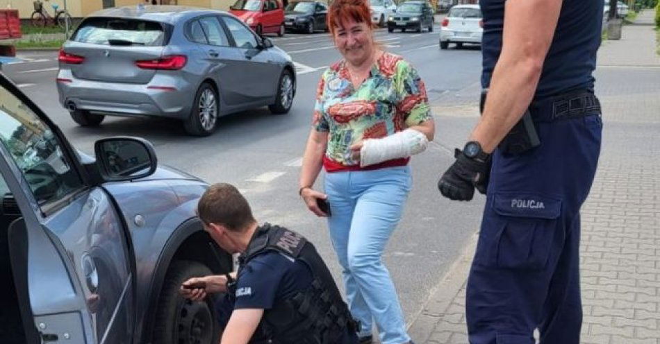 zdjęcie: Patrol pomógł zmienić kobiecie uszkodzone koło / fot. KPP w Golubiu-Dobrzyniu