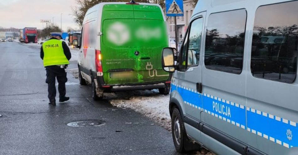 zdjęcie: Uwaga na trudne warunki drogowe, od początku weekendu gdańscy policjanci odnotowali  45 kolizji drogowych / fot. KMP w Gdańsku