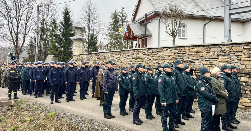 zdjęcie: Mundurowi przeszli XVI Drogę Krzyżową nad Sanem / fot. KPP w Lesku