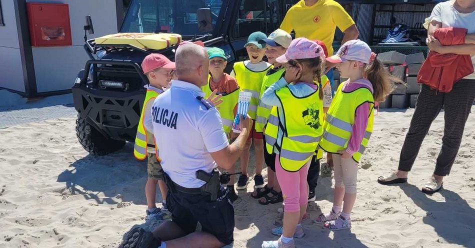 zdjęcie: Przed wejściem na plażę załóż dziecku OPASKĘ BEZPIECZEŃSTWA / fot. KPP w Kołobrzegu