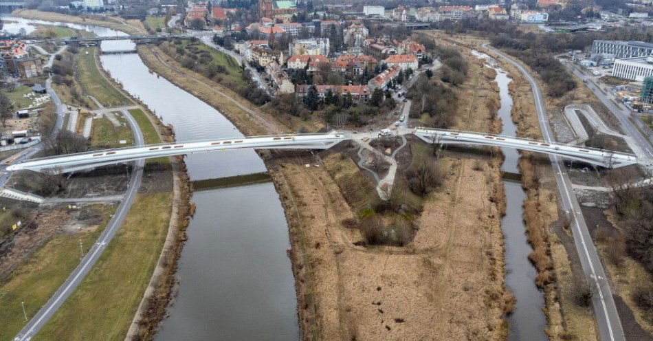 zdjęcie: Mosty Berdychowskie -  przeprawa przez Wartę i Cybinę w Poznaniu otwarta / fot. PAP