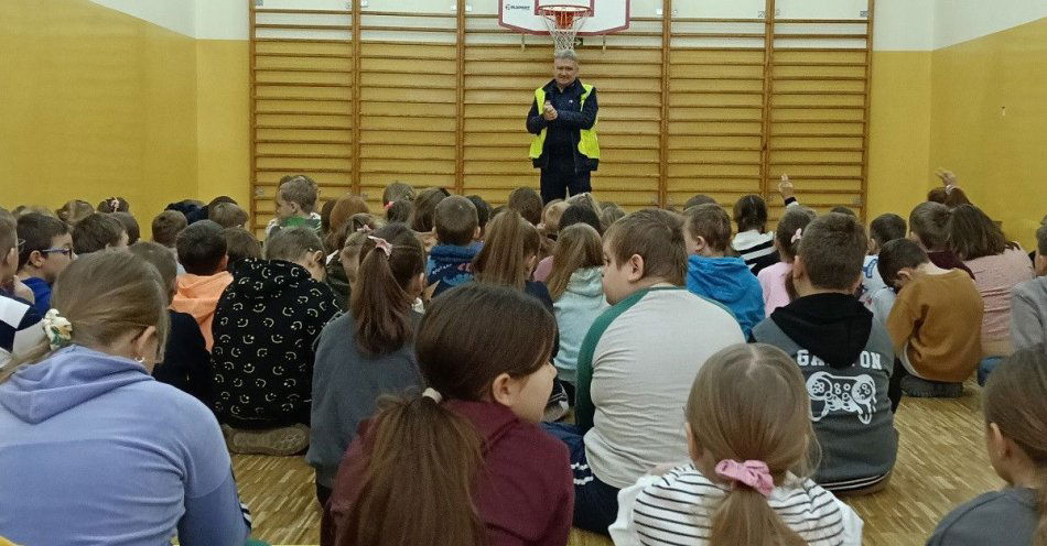 zdjęcie: Odblaskowa lekcja bezpieczeństwa w Lnianie / fot. KPP w Świeciu