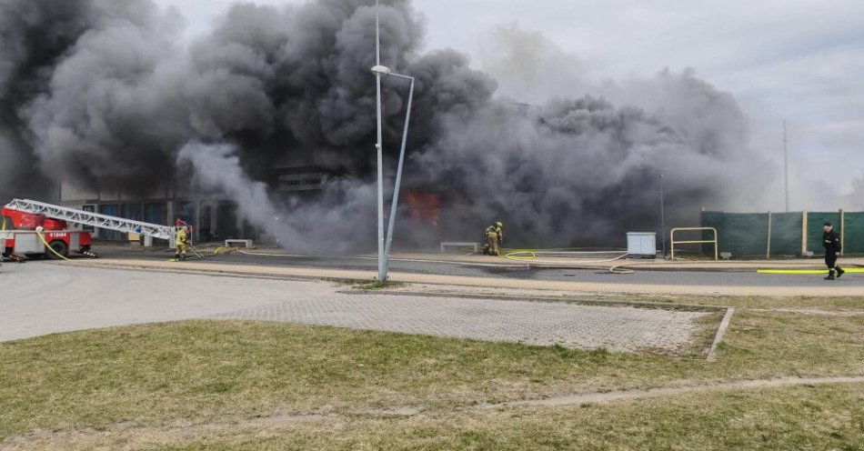 zdjęcie: Pomorskie: pożar marketu w Czersku; trwa ewakuacja pobliskiego osiedla / Czersk, 14.04.2026. Pożar tzw. chińskiego marketu przy ulicy Piłsudskiego w Czersku, 14 bm. Na miejscu trwa akcja gaśnicza. (mr) PAP/KP PSP Chojnice  HANDOUT EDITORIAL USE ONLY NO SALES