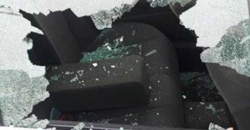 zdjęcie: Okazja czyni złodzieja… dlatego upewnij się czy dokładnie zamknąłeś auto, a na siedzeniach nie leżą wartościowe przedmioty / fot. KMP w Wrocławiu