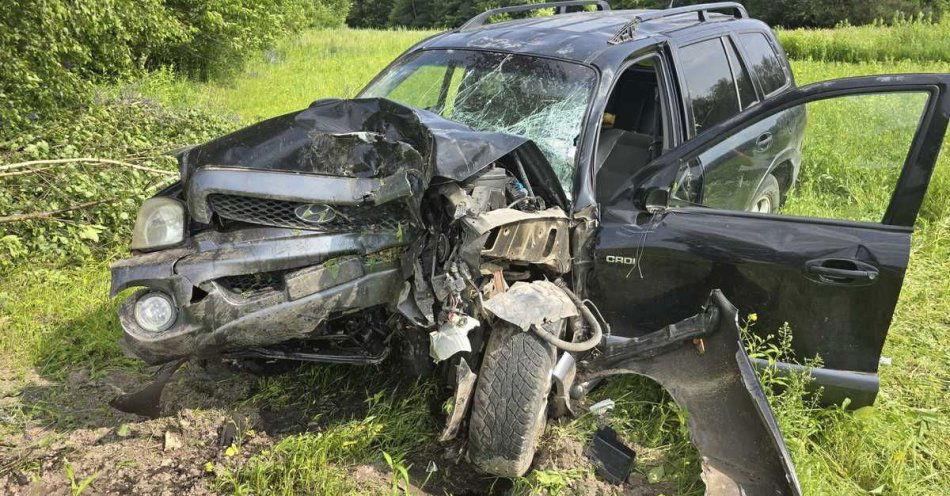 zdjęcie: Zjechała z drogi i uderzyła w drzewo / fot. KPP Opole Lubelskie