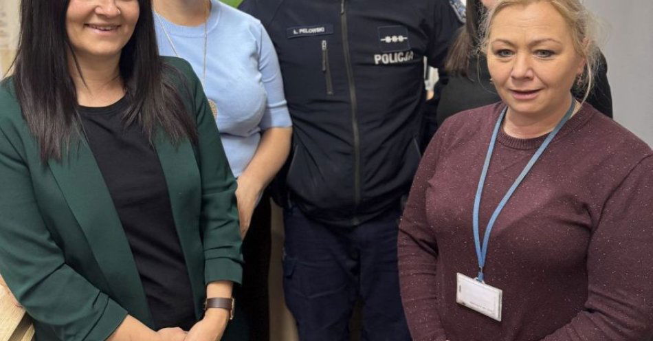 zdjęcie: Biała Wstążka w Pucku Policja i MOPS razem przeciw przemocy / fot. KPP w Pucku