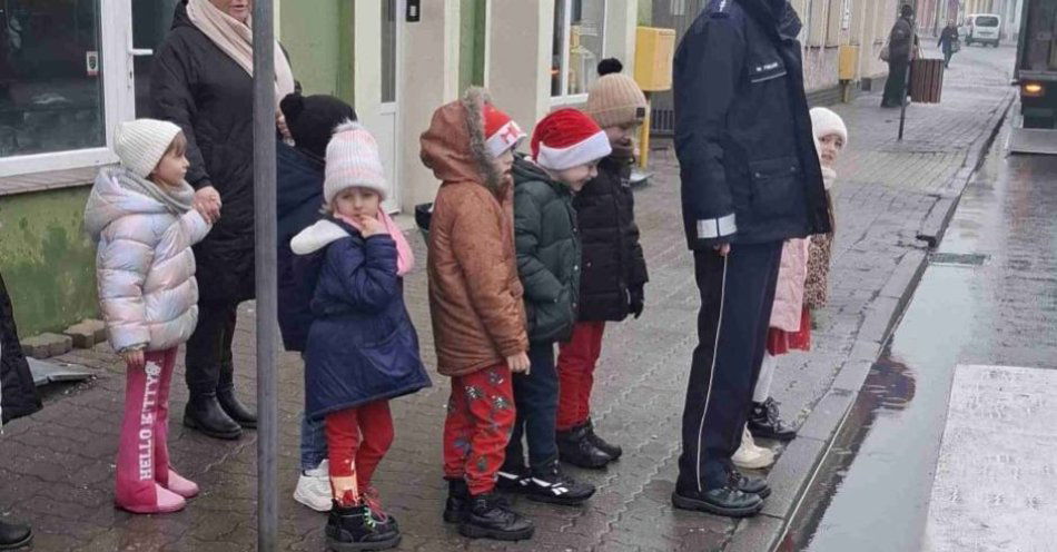 zdjęcie: Przedszkolaki ćwiczyły bezpieczne przechodzenie przez jezdnię / fot. KPP Mogilno