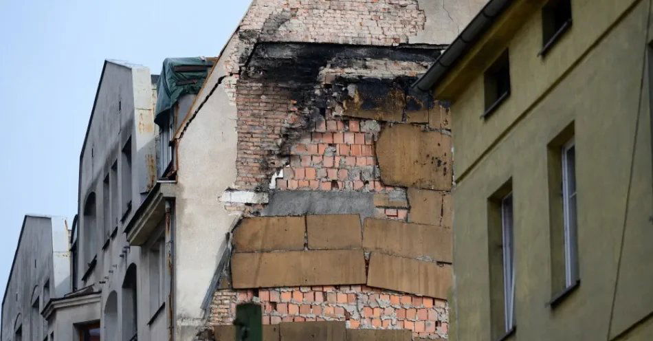 zdjęcie: Poznań: zarzuty ws. pożaru, w którym zginęli strażacy / Poznań, 16.09.2024. Prace rozbiórkowe kamienicy przy ulicy Kraszewskiego 12 w Poznaniu, 16 bm. Budynek uległ zniszczeniu w wyniku pożaru i wybuchów w nocy z 24 na 25 sierpnia br. Dopiero po zakończeniu prac do swoich mieszkań będą mogli powrócić mieszkańcy budynków bezpośrednio z nią sąsiadujących. Do czasu zakończenia rozbiórki na ul. Kraszewskiego obowiązywać będzie także tzw. strefa zero. Obecne będą tam również służby zabezpieczające teren. (sko) PAP/Jakub Kaczmarczyk