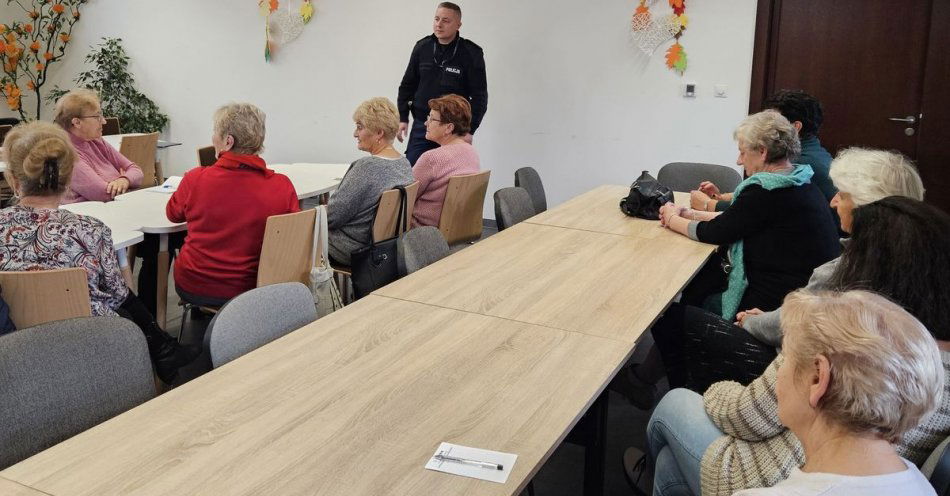 zdjęcie: Policjanci przestrzegali seniorów przed zagrożeniami / fot. KPP Busko-Zdrój
