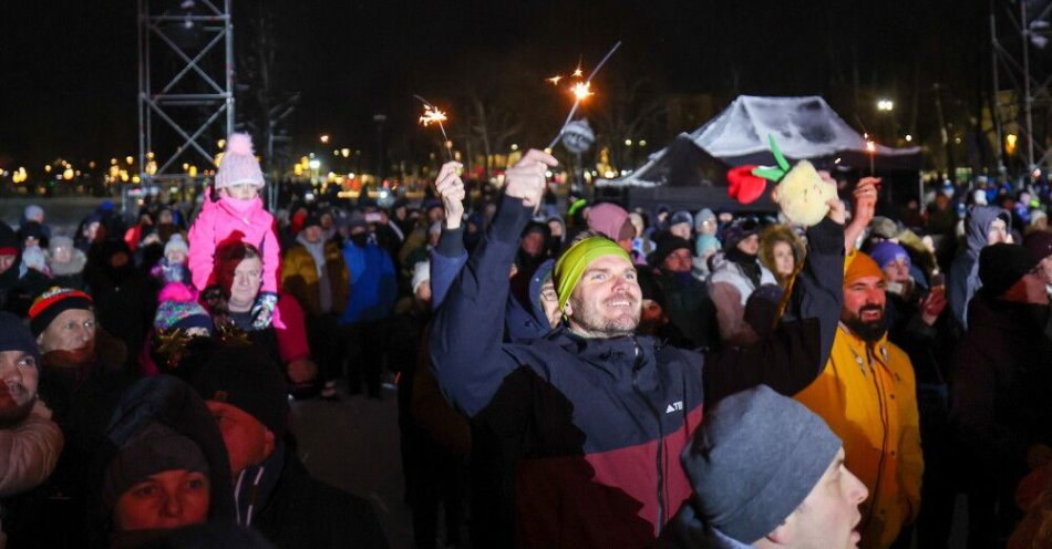 zdjęcie: Sylwester w Zakopanem bez poważniejszych zdarzeń; koncert bez kompletu widzów / Zakopane, 31.12.2025. Publiczność zebrana podczas koncertu 