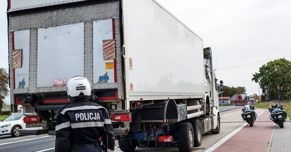 zdjęcie: Mogło dojść do drogowej tragedii - niebezpieczny transport przerwany przez policjantów / fot. KPP Świebodzin