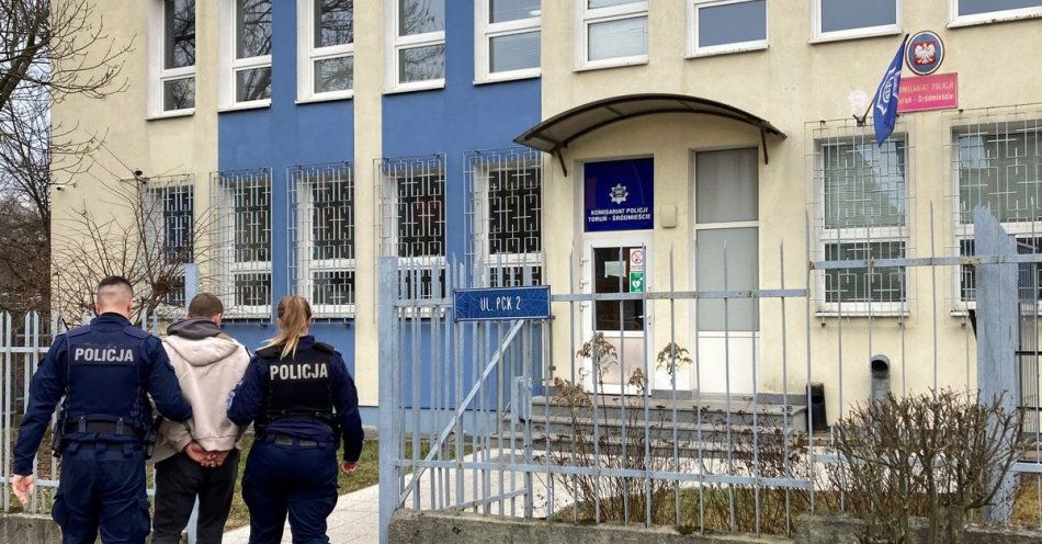 zdjęcie: Policjanci rozprawili się z oszustem / fot. KMP w Toruniu