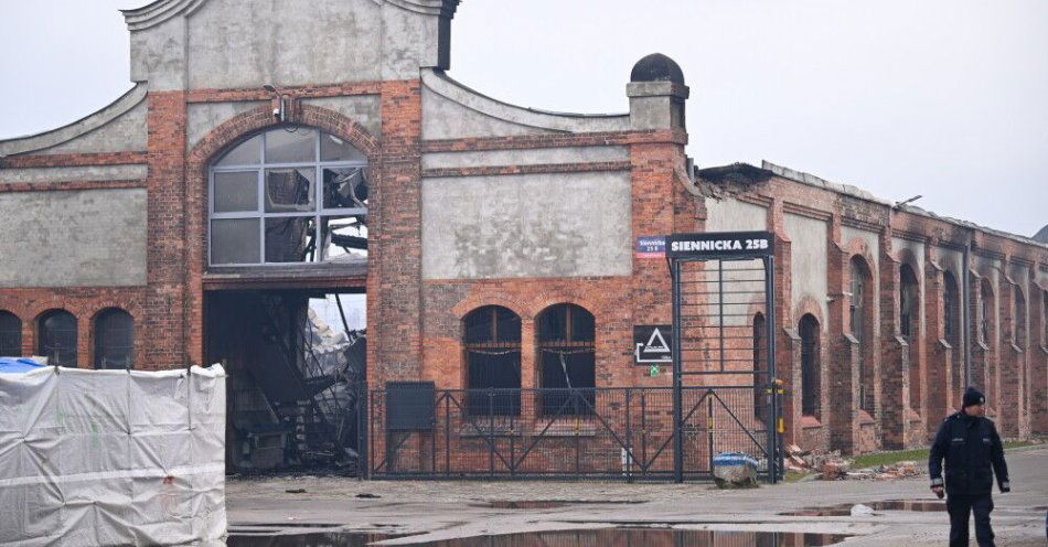 zdjęcie: Mury spalonej hali w Gdańsku, po wstępnej ocenie, są w dobrej kondycji / fot. PAP