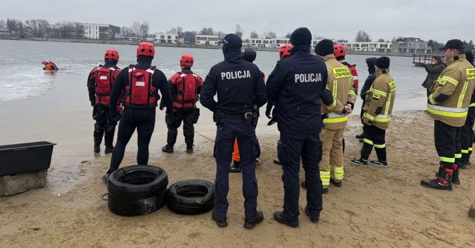 zdjęcie: Żyrardowscy policjanci na zajęciach doskonalających z ratownictwa lodowego / fot. KPP w Żyrardowie