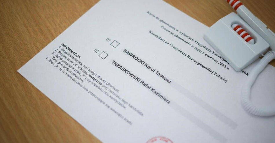 zdjęcie: W jednej z komisji wyborczych w Krakowie zamieniono głosy oddane na Nawrockiego i Trzaskowskiego / fot. PAP