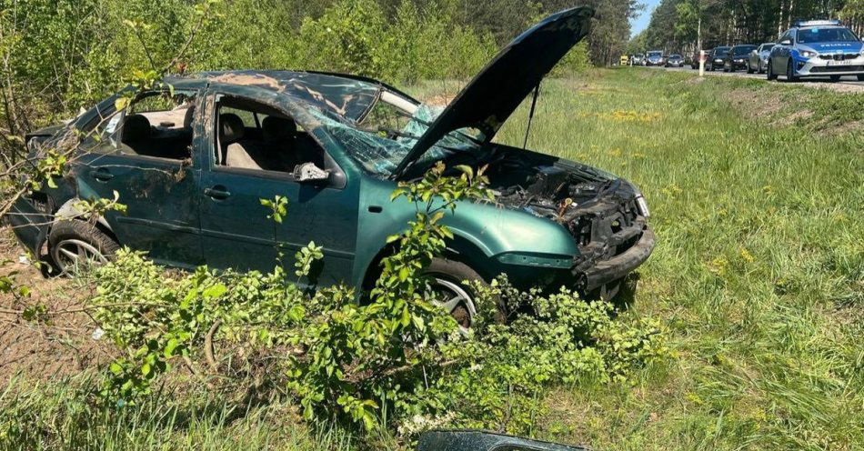 zdjęcie: Uwaga kierowcy: utrudnienia na drodze K-53. Kierowca bez prawa jazdy dachował / fot. KMP w Ostrołęce