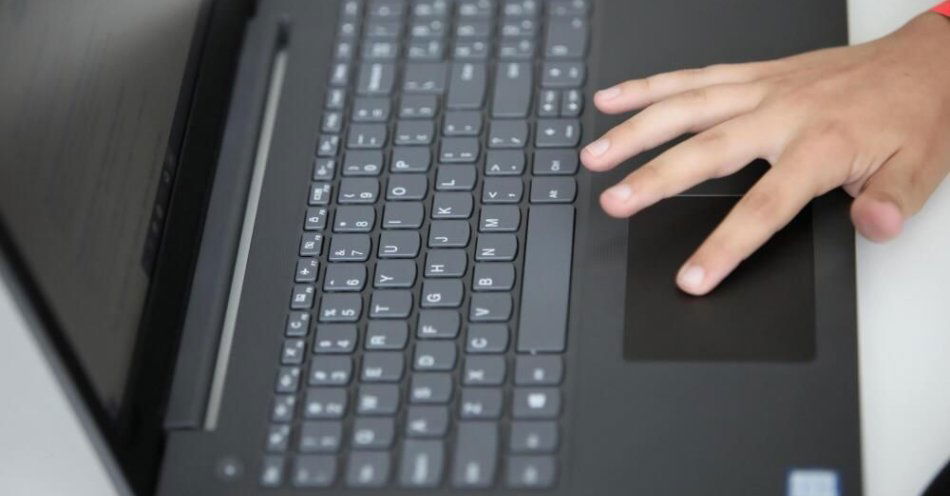 zdjęcie: Miłość z internetu mniej intensywna? Wyniki międzynarodowych badań / fot. PAP