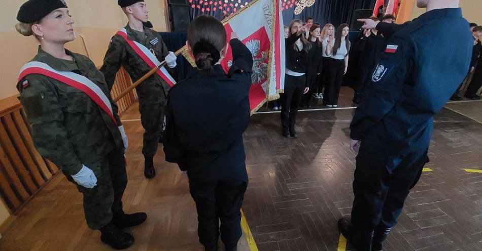 zdjęcie: Ślubowanie klas policyjnych i humanistycznych w Mrozach / fot. KPP w Mińsku Mazowieckim