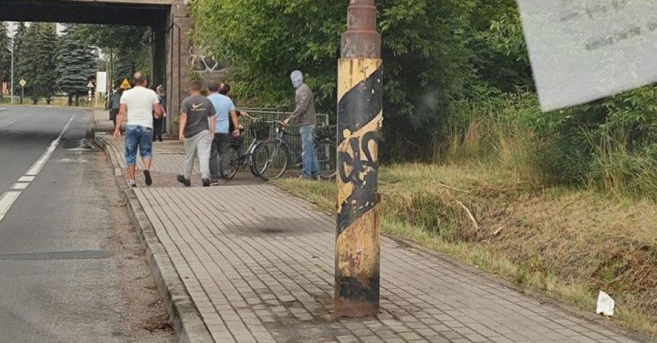 zdjęcie: 17-latek jadąc hulajnogą, uderzył w słup latarni. Śmigłowcem LPR został przetransportowany do szpitala / fot. KPP w Zduńskiej Woli