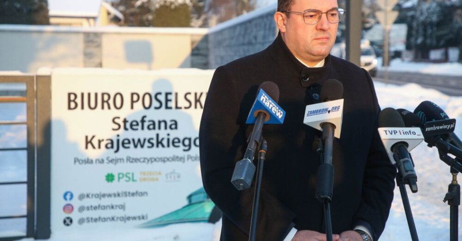 zdjęcie: Podlaskie: areszt wobec podejrzanego m.in. o grożenie ministrowi rolnictwa / Zambrów, 12.01.2026. Minister rolnictwa i rozwoju wsi Stefan Krajewski podczas konferencji przed swoim biurem poselskim w Zambrowie, 12 bm. Spotkanie dot. incydentu przed domem ministra Krajewskiego, do którego doszło 9 bm. Prokuratura postawiła zarzuty m.in. gróźb bezprawnych i znieważenia konstytucyjnego organu RP mężczyźnie, podejrzanemu o rozlanie gnojowicy koło domu polityka. Zatrzymany nie przyznaje się do winy. Prokuratura złożyła wniosek o jego areszt. (mr) PAP/Artur Reszko