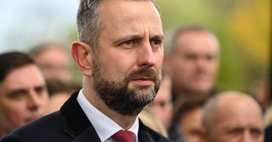 zdjęcie: Prezes PSL: jeżeli dwukadencyjność wójtów nie zostanie zniesiona, zaproponujemy dwukadencyjność posłom / Wierzchosławice (woj. małopolskie), 26.10.2025. Wicepremier, minister obrony narodowej, prezes Polskiego Stronnictwa Ludowego Władysław Kosiniak-Kamysz przed Mauzoleum Wincentego Witosa na Cmentarzu Parafialnym w Wierzchosławicach, 26 bm. Szef MON berze udział w corocznych uroczystościach upamiętniających pamięć Wincentego Witosa i bohaterów Ruchu Ludowego. (aldg) PAP/Darek Delmanowicz