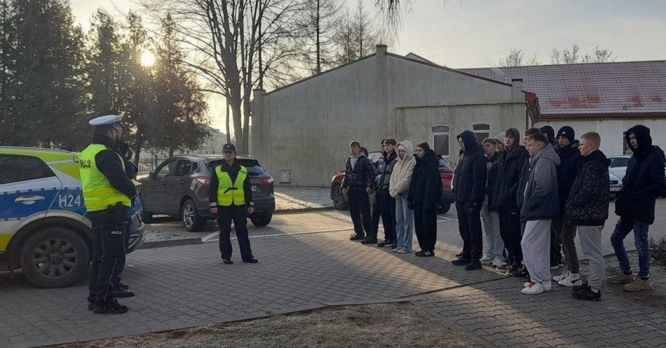 zdjęcie: Uczniowie klas mundurowych ćwiczyli z drogówką w Szydłowcu / fot. KPP w Szydłowcu