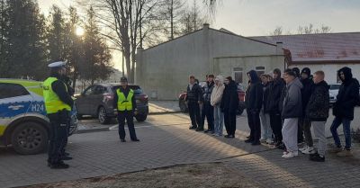 Uczniowie klas mundurowych ćwiczyli z drogówką w Szydłowcu